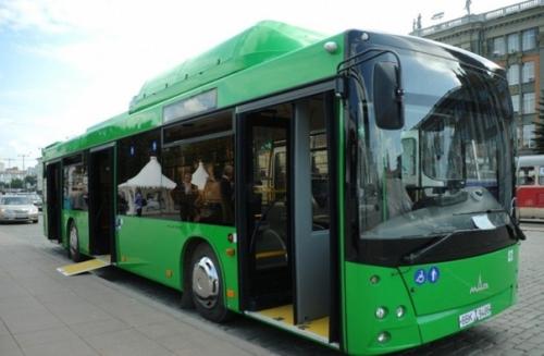 В Екатеринбурге 7-летний мальчик работает кондуктором в автобусе, помогая своему отцу. 01