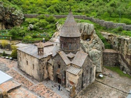 Монастырь гегард.  Народная мудрость учит, что свято место пусто не бывает …. 03 Монастырь гегард.  Народная мудрость учит, что свято место пусто не бывает …. 03