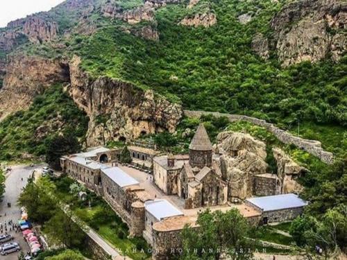 Монастырь гегард.  Народная мудрость учит, что свято место пусто не бывает …. 02 Монастырь гегард.  Народная мудрость учит, что свято место пусто не бывает …. 02