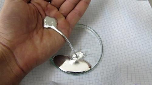 Ртуть легко разрушает поверхностную пленку оксида алюминия, без которой алюминий быстро окисляется на воздухе. 01