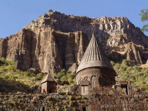 Монастырь гегард.  Народная мудрость учит, что свято место пусто не бывает …. 04 Монастырь гегард.  Народная мудрость учит, что свято место пусто не бывает …. 04