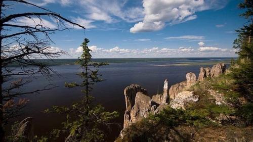 Ленские столбы. В Якутии, в 200 км от столицы вверх по течению реки лены, находится гряда скалистых зубцов. 01
