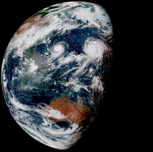 Погодный спутник Himawari - 8 сделал несколько снимков супертайфуна атсани и тайфуна гони, возникших в тихом океане.