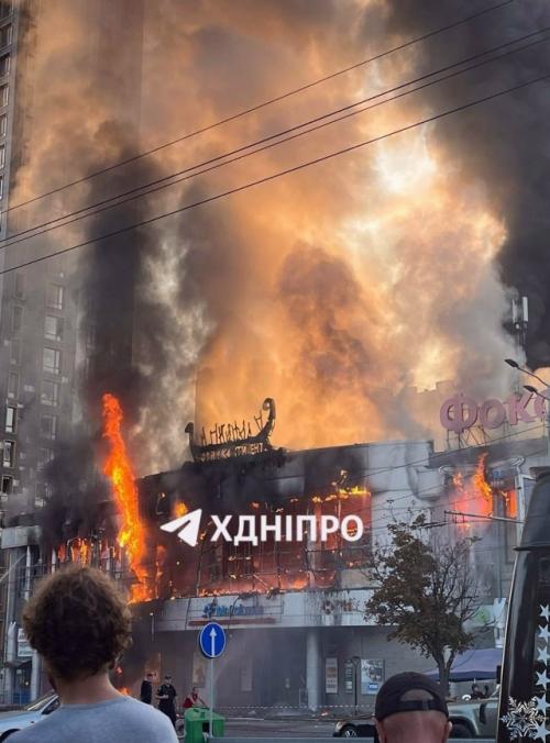 Мощный удар торговый центр в Днепропетровске в огненное месиво превратил.

