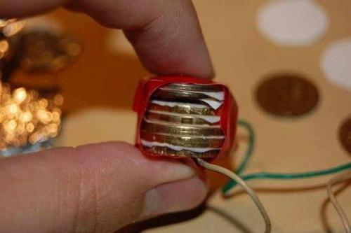 Как сделать батарейку из монет? Как сделать батарейку из монет?