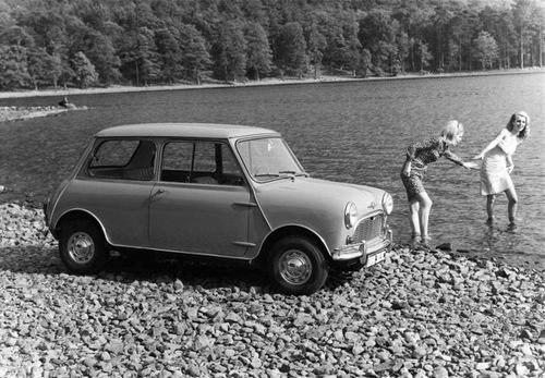 20 сентября 1961 года известный конструктор гоночных автомобилей Джон Купер представил Горячую версию субкомпакта Mini. 02
