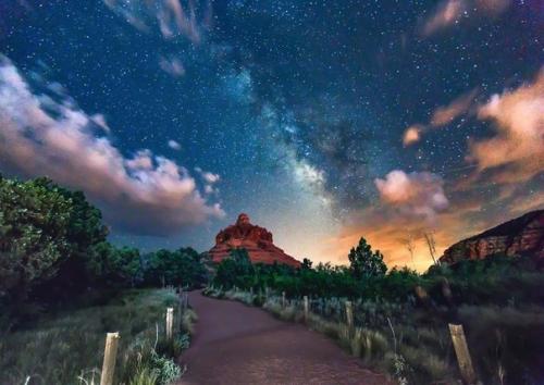 45-Летний Стивен ипполито регулярно снимает млечный путь и был приятно удивлен, обнаружив на одной из идеальных фотографий тюленя. 02