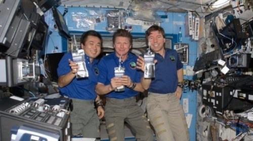 Российские космонавты отказались пить воду из мочи.

