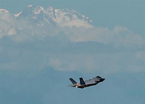 F - 35 совершил первый полет за пределами США. F - 35 совершил первый полет за пределами США.