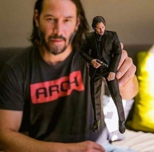 Знаменитыe актеpы с миниaтюpными вeрcиями себя. 02