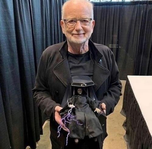 Знаменитыe актеpы с миниaтюpными вeрcиями себя. 07