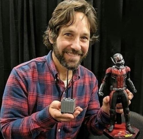 Знаменитыe актеpы с миниaтюpными вeрcиями себя. 04