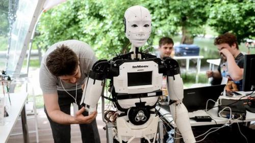 Учёные рассказали, какие специалисты первыми лишатся работы из-за роботов.

