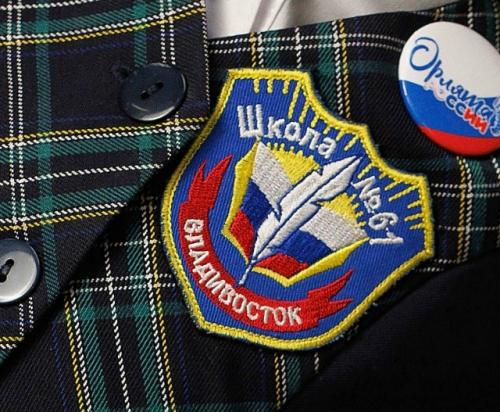 В школах Владивостока ввели обязательное ношение шевронов с дронами. 02