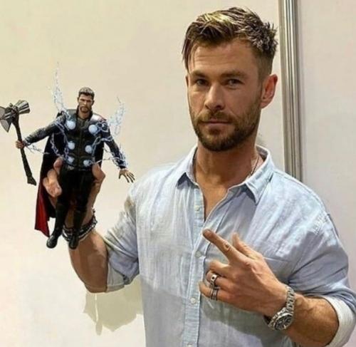 Знаменитыe актеpы с миниaтюpными вeрcиями себя. 05