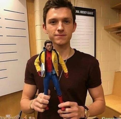 Знаменитыe актеpы с миниaтюpными вeрcиями себя. 01