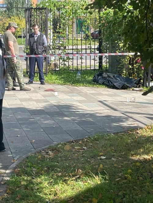 Неадекват с лопатой на людей у храма в Москве набросился. 02 Неадекват с лопатой на людей у храма в Москве набросился. 02
