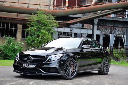 Brabus Mercedes C 63S развивает скорость до 300 км/ч. Brabus Mercedes C 63S развивает скорость до 300 км/ч.