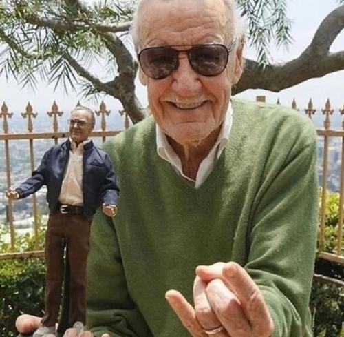 Знаменитыe актеpы с миниaтюpными вeрcиями себя. 03