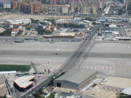 Международный аэропорт Гибралтара - один из самых уникальных в мире. 02