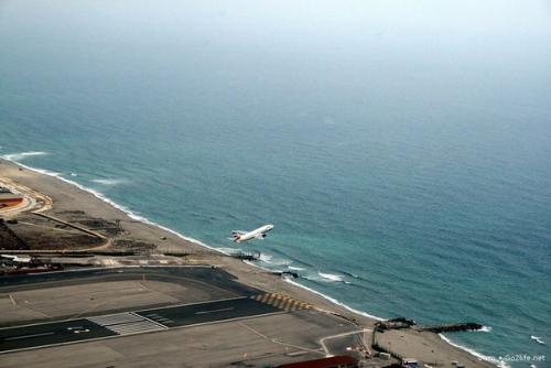 Международный аэропорт Гибралтара - один из самых уникальных в мире. 07