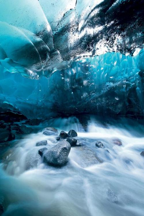 Этот поток, который течет прямо внутри ледника менденхолл на Аляске, - результат его таяния.