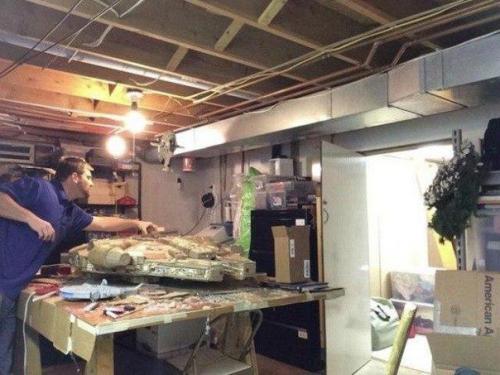 У художника - аниматора Томаса ричнера (колумбас, штат огайо) в подвале собралось огромное количество картонных коробок из под различной техники. 05