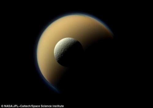 Кассини покидает экваториальную плоскость Сатурна. Кассини покидает экваториальную плоскость Сатурна.