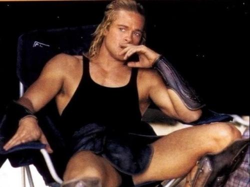 Брэд питт перед съемками в роли Ахиллеса полгода потратил на подготовку, чтобы привести себя в форму и обучиться навыкам владения мечом. 02