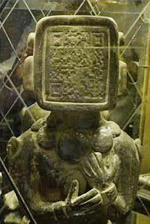 Qr - код на лице древней статуи Майя. 01