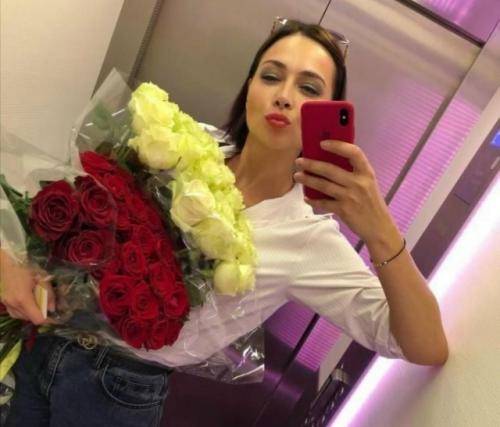 Ненавижу.  Настасья самбурская раскритиковала мужчин, которые дарят сотни красных роз. 02