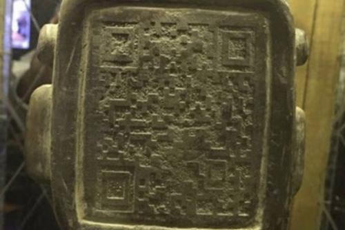 Qr - код на лице древней статуи Майя. 03