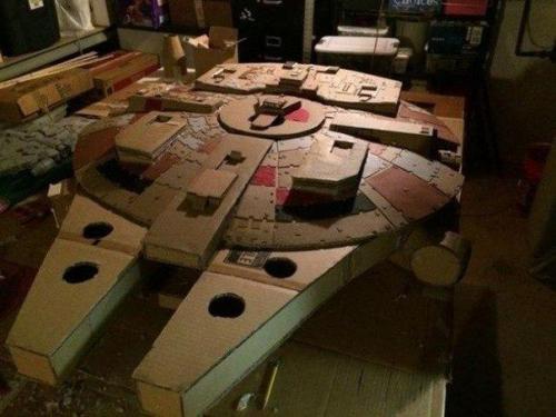 У художника - аниматора Томаса ричнера (колумбас, штат огайо) в подвале собралось огромное количество картонных коробок из под различной техники. 04