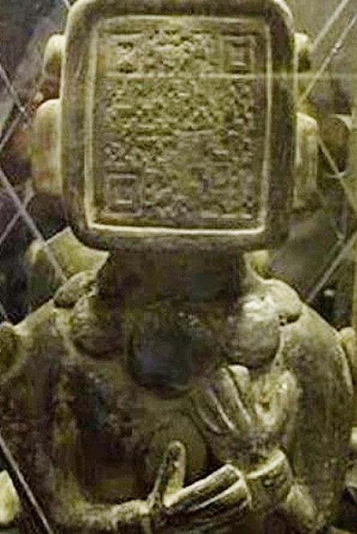 Qr - код на лице древней статуи Майя. 02