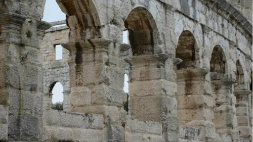 Почему древнеримский бетон очень прочным был? 
