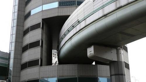 В Осаке (Япония) есть здание, через которое проходит автотрасса. 02