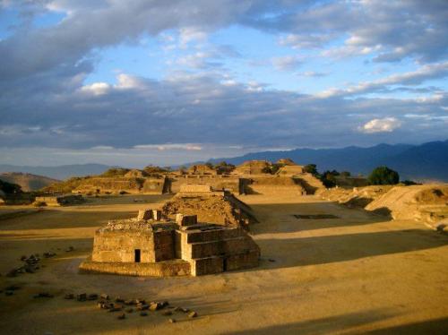 На юге Мексики в руинах монте - альбан обнаружен клад 13 века, принадлежащий народности сапотеки.