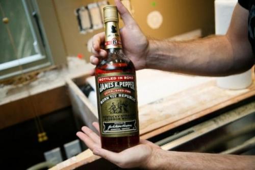 Пара выкупила старенькой дом через аукцион, и спустя несколько лет затеяв ремонт они нашли сейф. 03