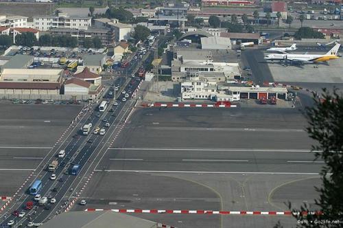 Международный аэропорт Гибралтара - один из самых уникальных в мире. 06