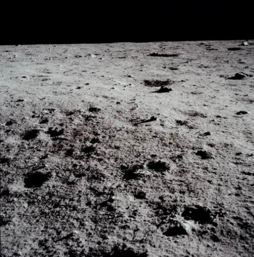 Российские ученые предлагают получать реактивное топливо, воду, кислород путем переработки лунного льда. Российские ученые предлагают получать реактивное топливо, воду, кислород путем переработки лунного льда.