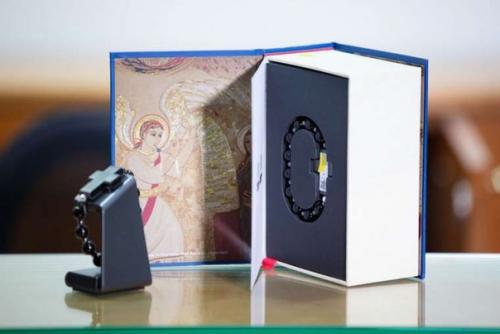 Ватикан выпустил умный браслет за 110 долларов. 01