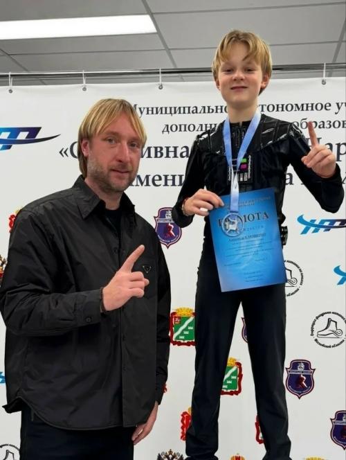 Плющенко - младший дебютировал на международной спортивной арене за Азербайджан. 02