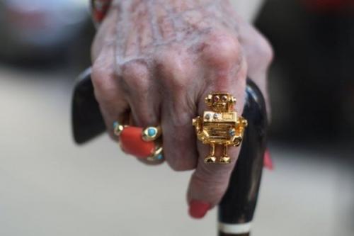 Маленькая старушка заходит в национальный банк, держа в руках мешок денег.  