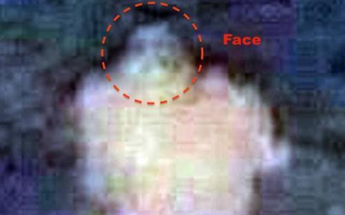 Загадочная фигура, шагающая по облакам. 03