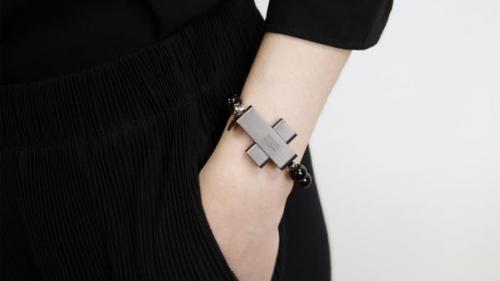 Ватикан выпустил умный браслет за 110 долларов. 02