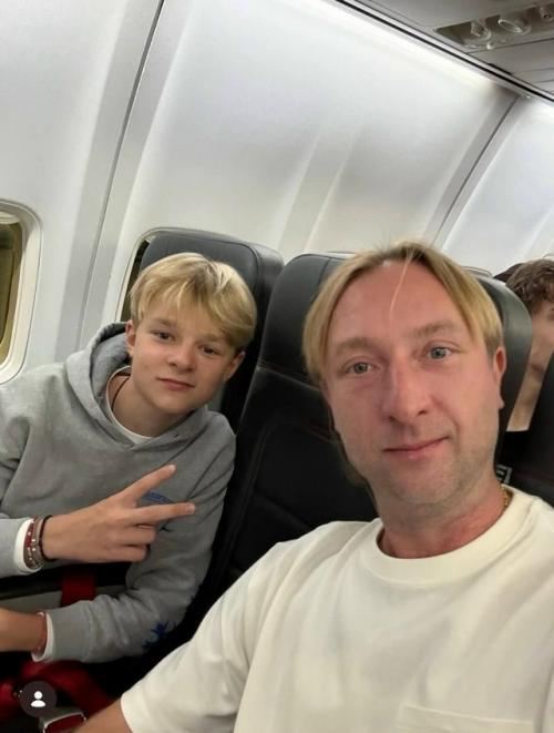 Плющенко - младший дебютировал на международной спортивной арене за Азербайджан. 

