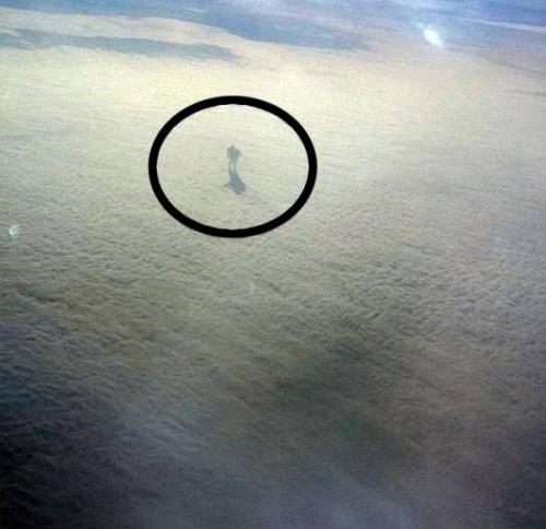 Загадочная фигура, шагающая по облакам. 01