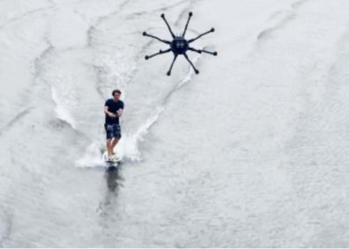 Мультикоптер приспособили для дронсерфинга.