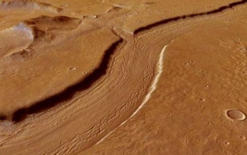 Ученые: в далеком прошлом на марсе протекали бурные реки.