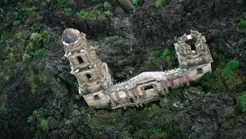 Церковь сан - Хуан - парангарикутиро, расположенная в одноимённом селе, была погребена под лавой вулкана парикутин в 1944 году. 03